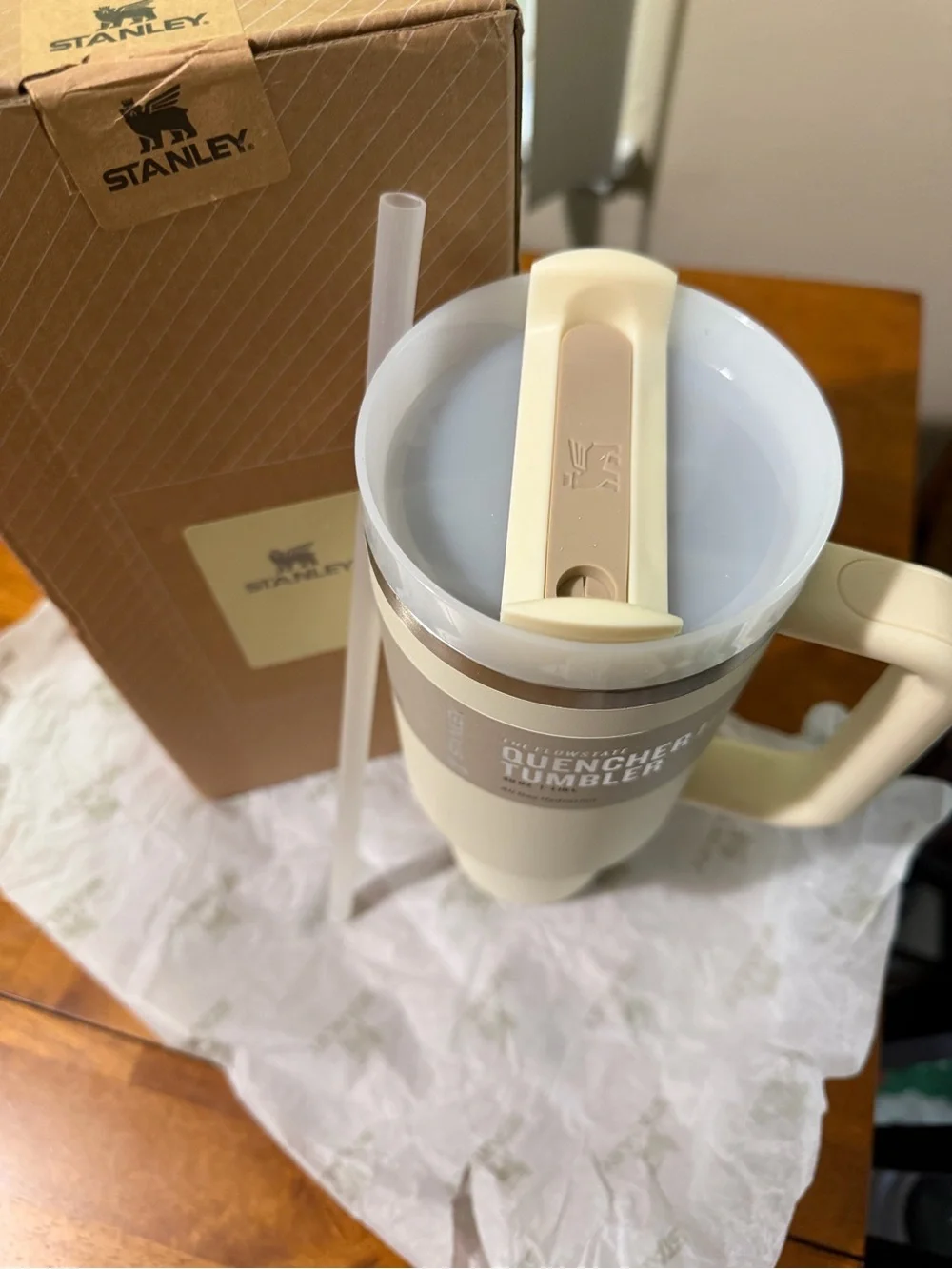 Cream Flowstate Quencher H20 40 oz tumbler with tan accents - NIB 🤍🤎 - Picture 2 of 4
